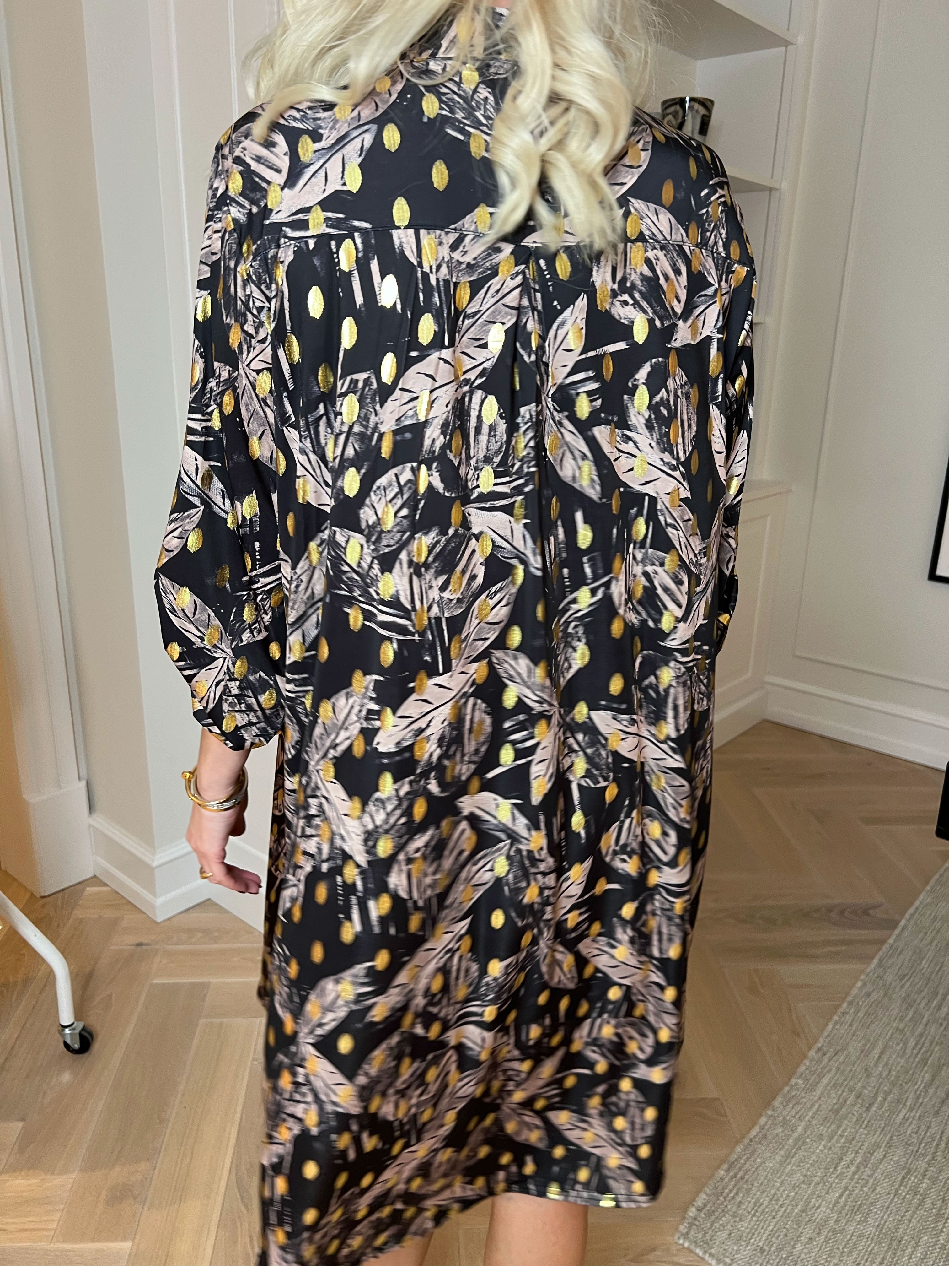 Ebba Leaf Long - Elastisk kjole med fint bladmønster og guld dutter